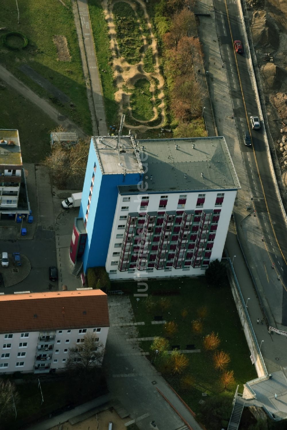 Frankfurt (Oder) von oben - Hochhaus- Gebäude im Wohngebiet Rosa-Luxemburg-Straße in Frankfurt (Oder) im Bundesland Brandenburg