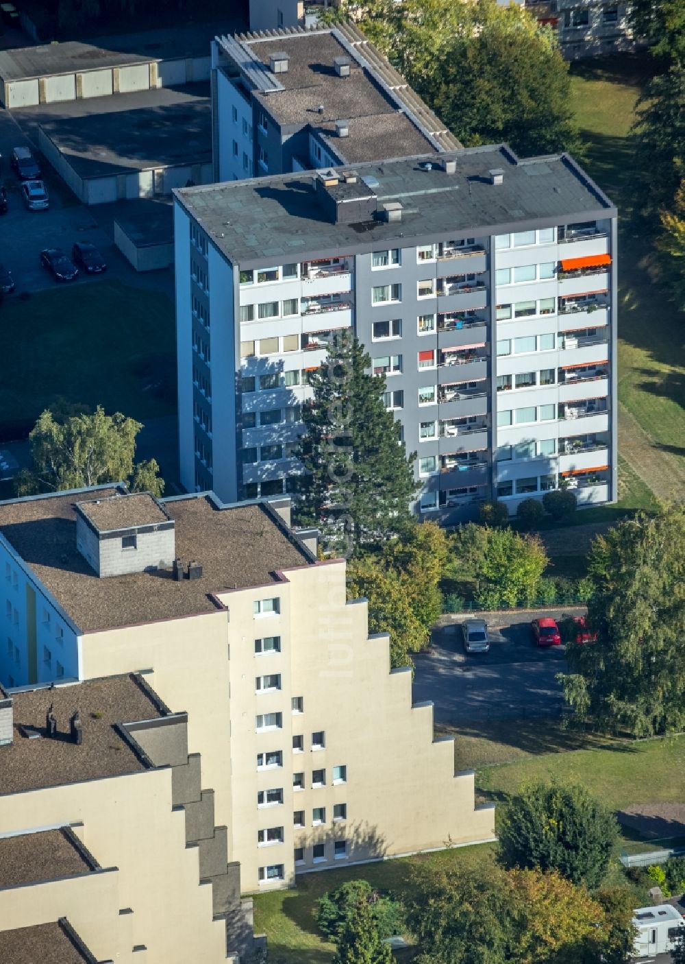 Unna von oben - Hochhaus- Gebäude im Wohngebiet am Rosenweg in Unna im Bundesland Nordrhein-Westfalen, Deutschland