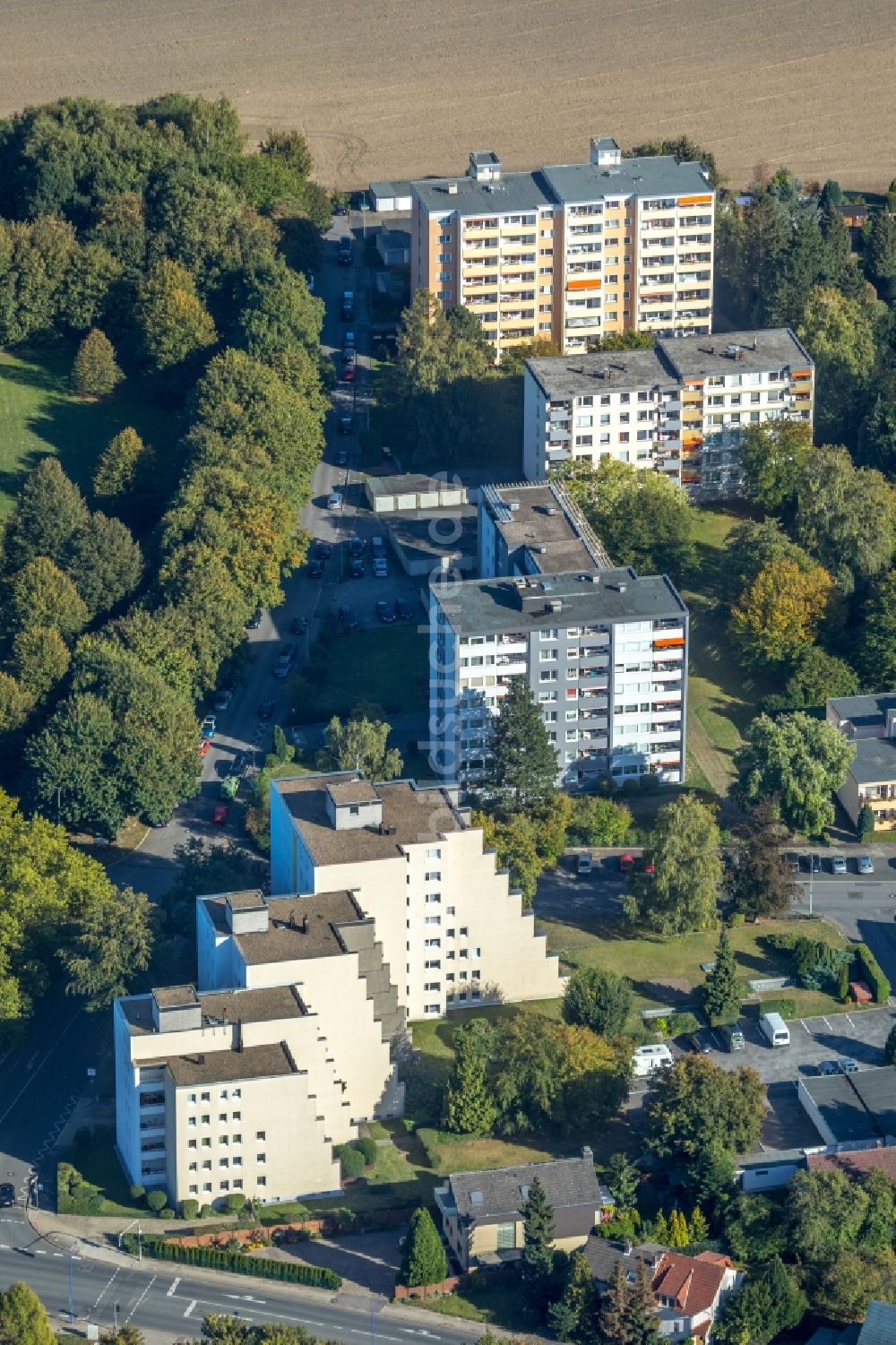 Unna aus der Vogelperspektive: Hochhaus- Gebäude im Wohngebiet am Rosenweg in Unna im Bundesland Nordrhein-Westfalen, Deutschland