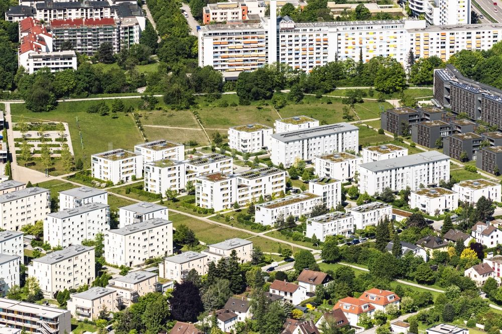 München aus der Vogelperspektive: Hochhaus- Gebäude im Wohngebiet an der Schröfelhofstr in München im Bundesland Bayern, Deutschland