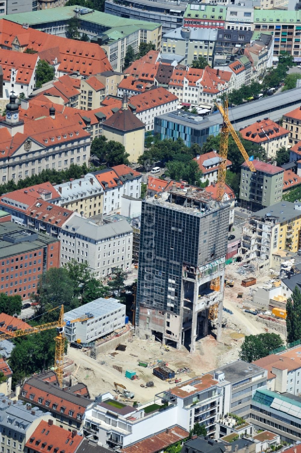 München aus der Vogelperspektive: Hochhaus- Gebäude im Wohngebiet The Seven in München im Bundesland Bayern, Deutschland