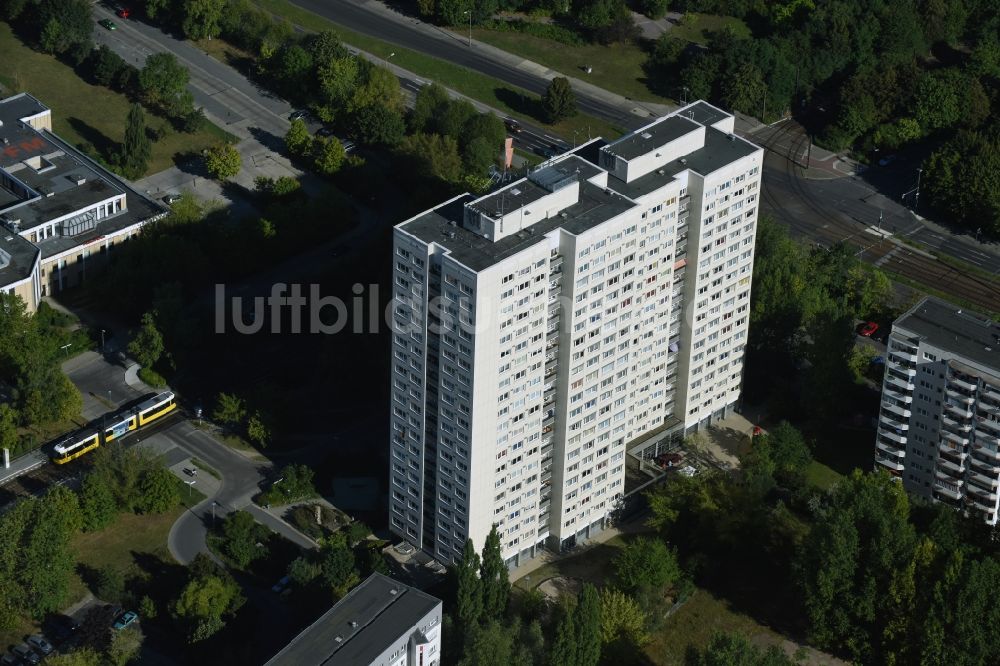 Luftaufnahme Berlin - Hochhaus- Gebäude im Wohngebiet im Stadtteil Marzahn in Berlin