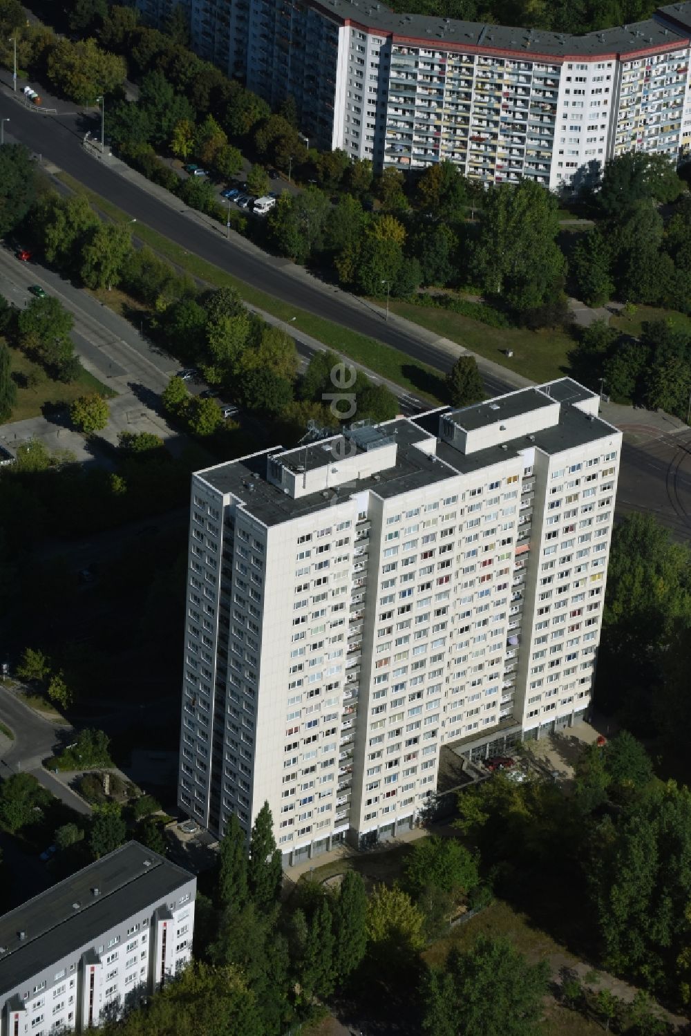 Berlin von oben - Hochhaus- Gebäude im Wohngebiet im Stadtteil Marzahn in Berlin