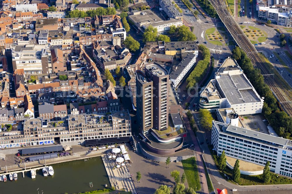 Luftaufnahme Venlo - Hochhaus- Gebäude im Wohngebiet in Venlo in Limburg, Niederlande