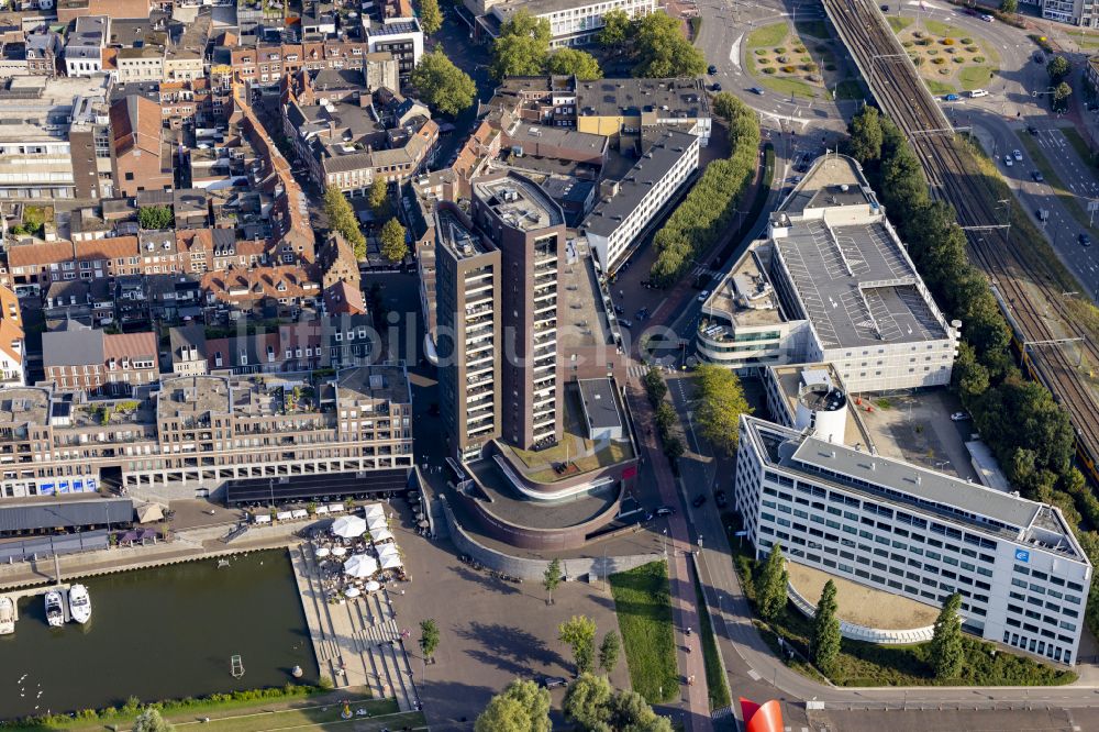 Venlo aus der Vogelperspektive: Hochhaus- Gebäude im Wohngebiet in Venlo in Limburg, Niederlande