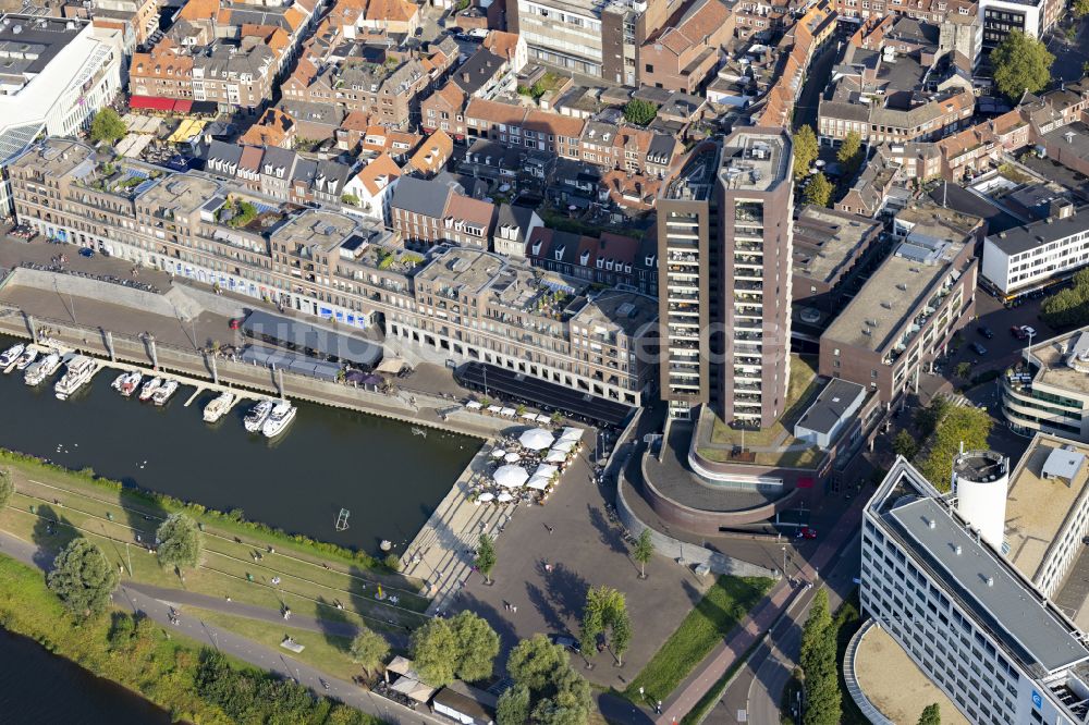 Venlo von oben - Hochhaus- Gebäude im Wohngebiet in Venlo in Limburg, Niederlande