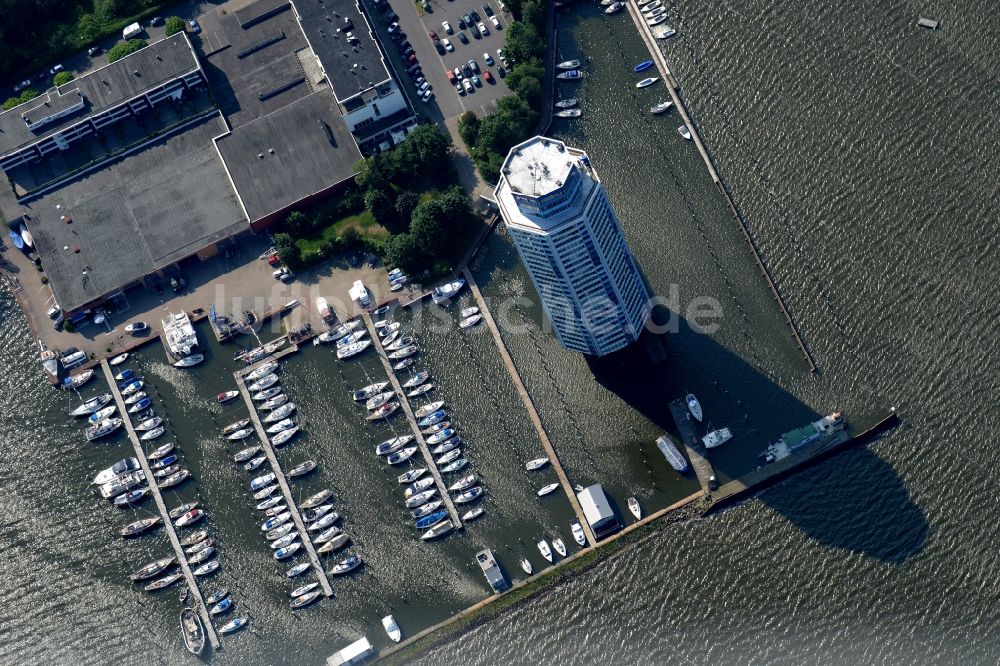 Luftaufnahme Schleswig - Hochhaus- Gebäude im Wohngebiet Wikingturm am Wikingeck im Yachthafen im Ortsteil Annettenhöh in Schleswig im Bundesland Schleswig-Holstein