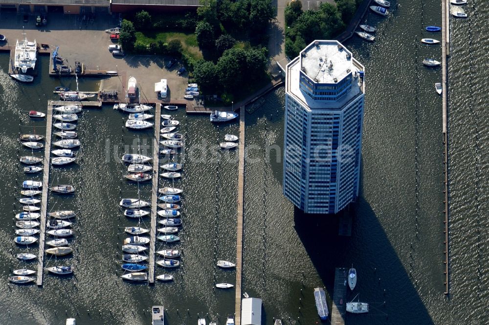 Schleswig von oben - Hochhaus- Gebäude im Wohngebiet Wikingturm am Wikingeck im Yachthafen im Ortsteil Annettenhöh in Schleswig im Bundesland Schleswig-Holstein