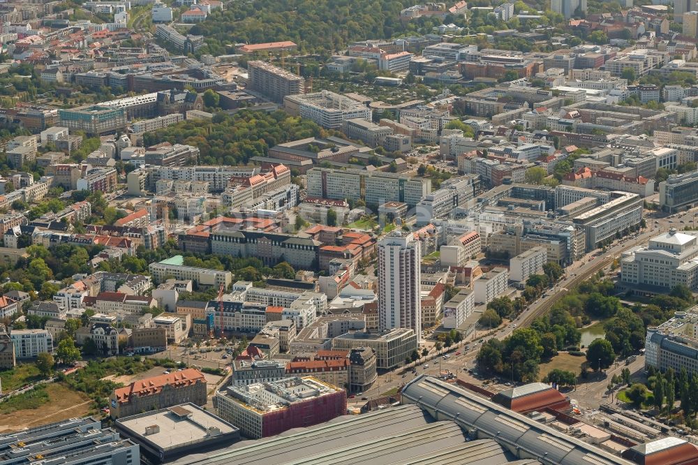 Leipzig von oben - Hochhaus- Gebäude im Wohngebiet an der Wintergartenstraße in Leipzig im Bundesland Sachsen, Deutschland