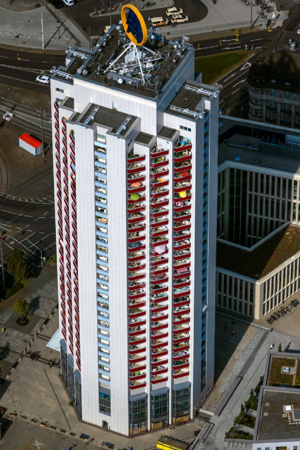 Leipzig von oben - Hochhaus- Gebäude im Wohngebiet an der Wintergartenstraße in Leipzig im Bundesland Sachsen, Deutschland