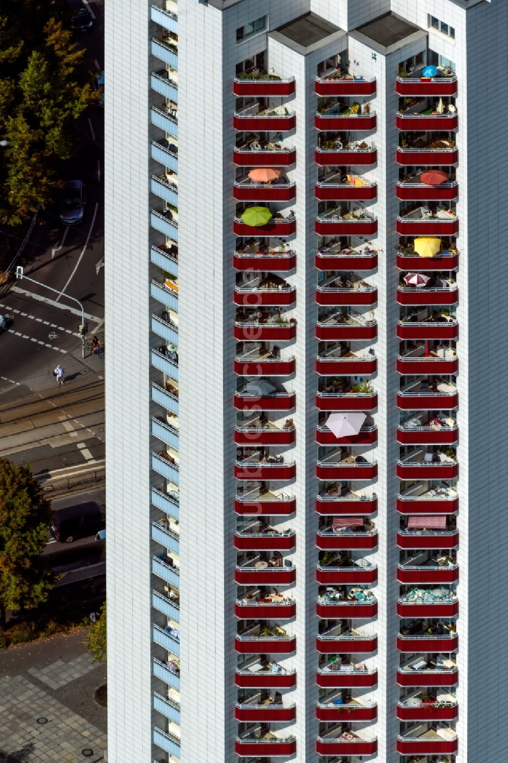 Leipzig von oben - Hochhaus- Gebäude im Wohngebiet an der Wintergartenstraße in Leipzig im Bundesland Sachsen, Deutschland