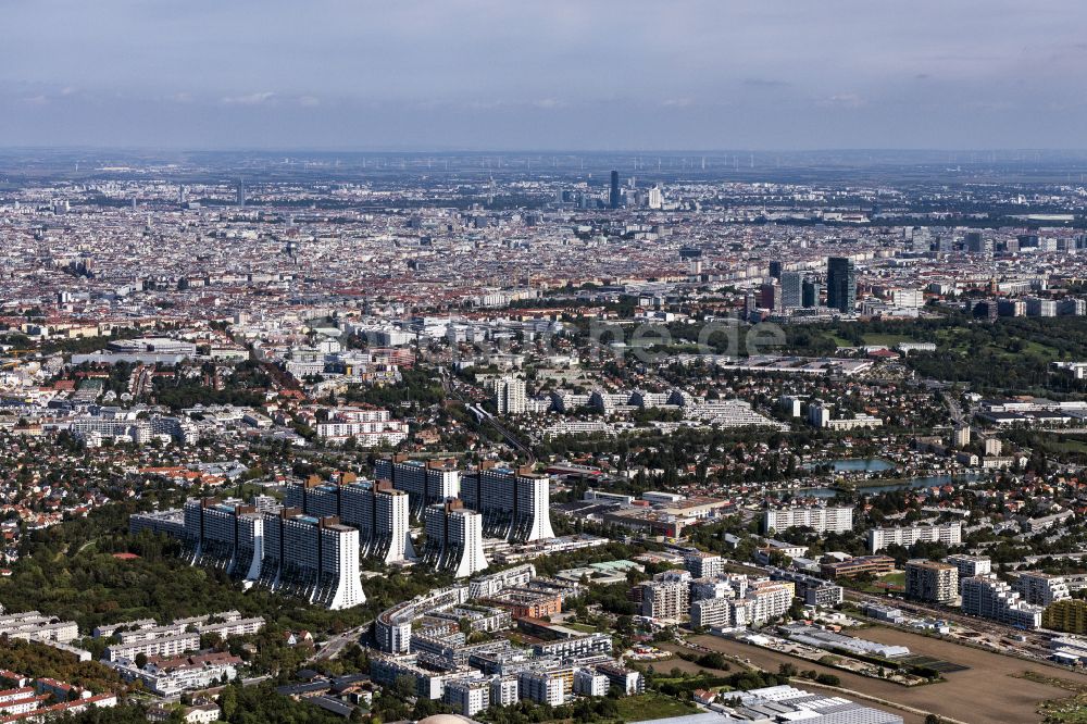 Wien aus der Vogelperspektive: Hochhaus- Gebäude im Wohngebiet Wohn- und Kaufpark Alterlaa in Wien in Österreich