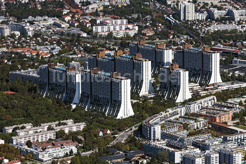 Luftbild Wien - Hochhaus- Gebäude im Wohngebiet Wohn- und Kaufpark Alterlaa in Wien in Österreich