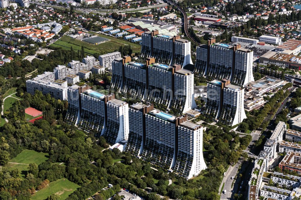 Luftaufnahme Wien - Hochhaus- Gebäude im Wohngebiet Wohn- und Kaufpark Alterlaa in Wien in Österreich