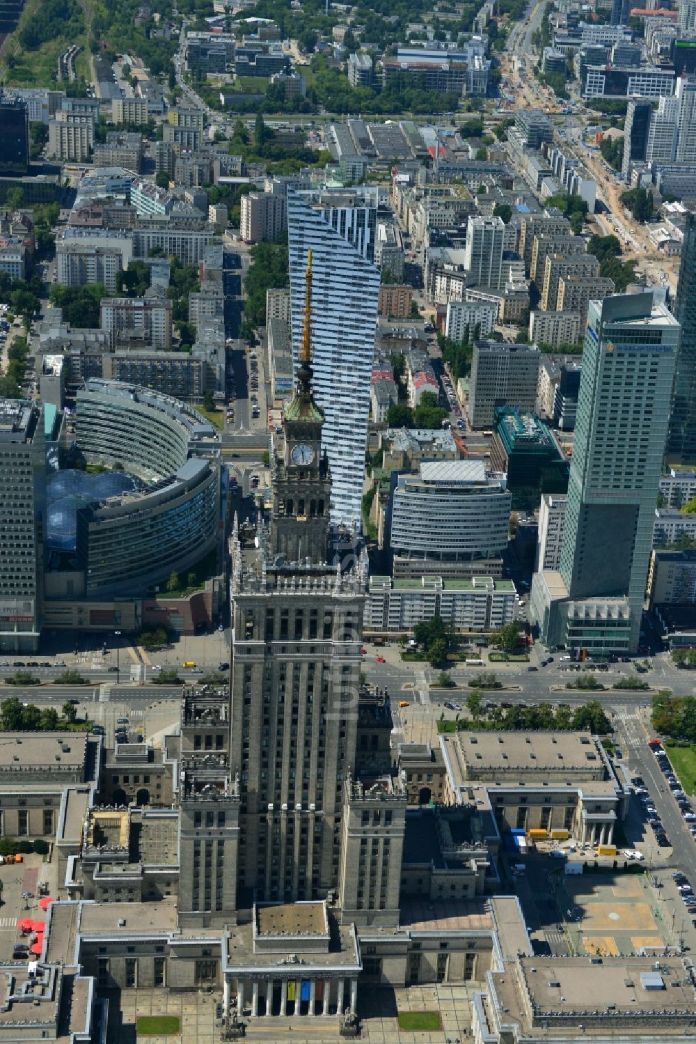 Warschau von oben - Hochhaus- Gebäudekomplex des Kultur- und Wissenschaftspalast in Warschau in Polen