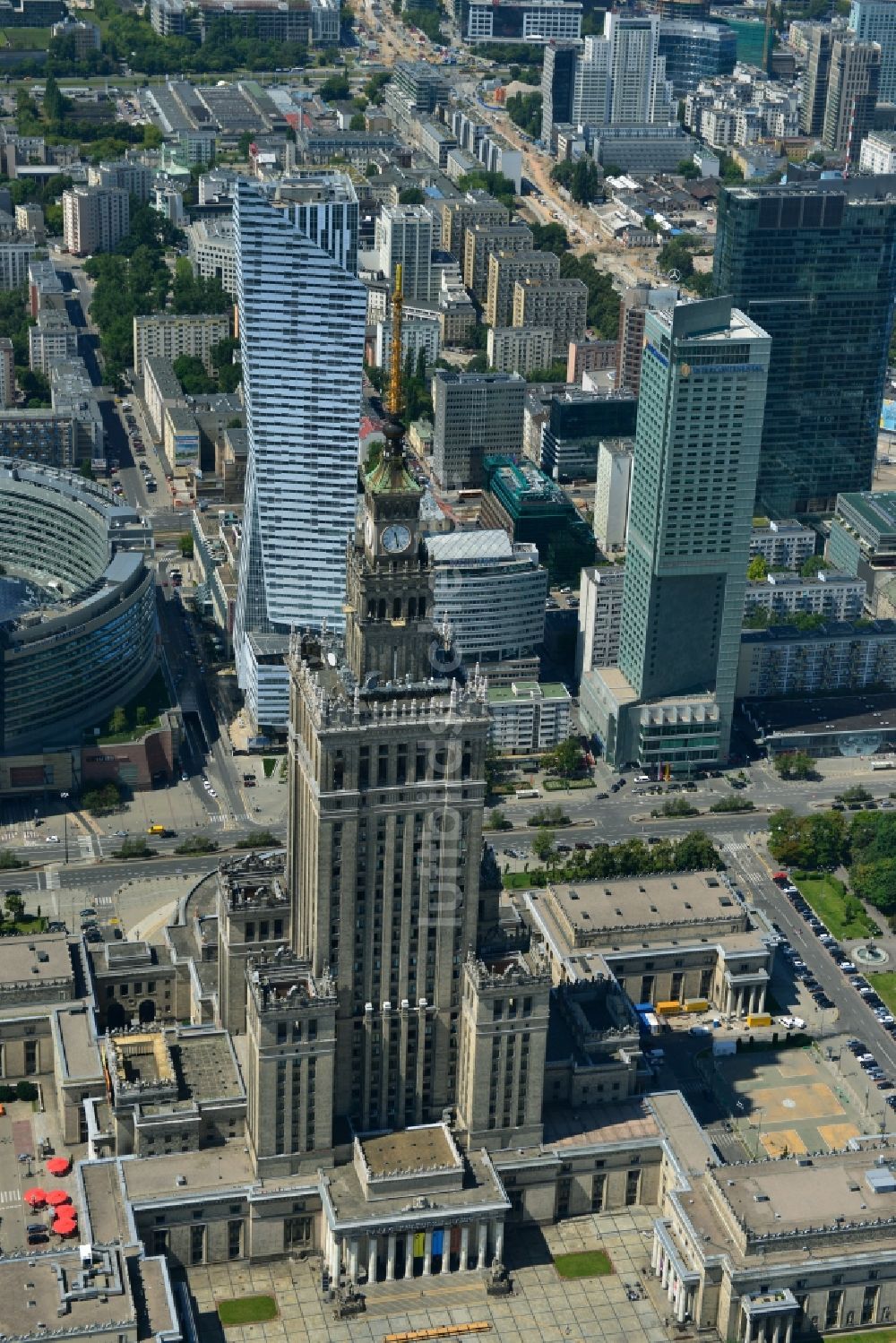 Warschau aus der Vogelperspektive: Hochhaus- Gebäudekomplex des Kultur- und Wissenschaftspalast in Warschau in Polen