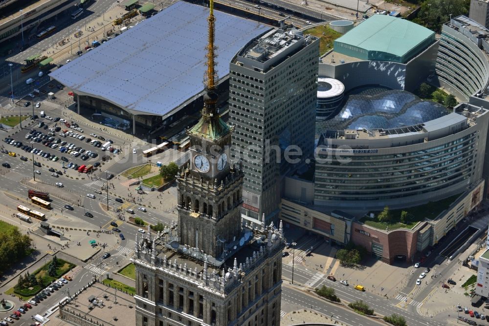 Warschau aus der Vogelperspektive: Hochhaus- Gebäudekomplex des Kultur- und Wissenschaftspalast in Warschau in Polen