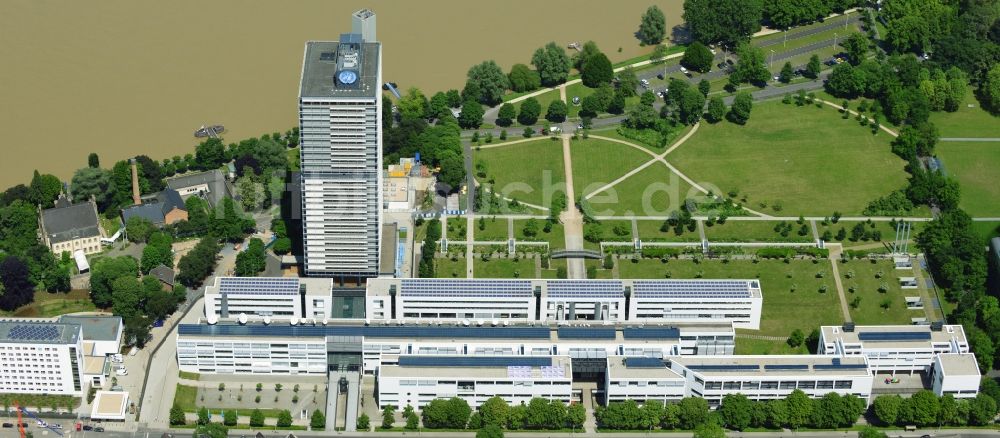 Bonn aus der Vogelperspektive: Hochhaus - Gebäudekomplex des Langer Eugen auf dem UN- Campus am Rheinufer in Bonn im Bundesland Nordrhein-Westfalen NRW