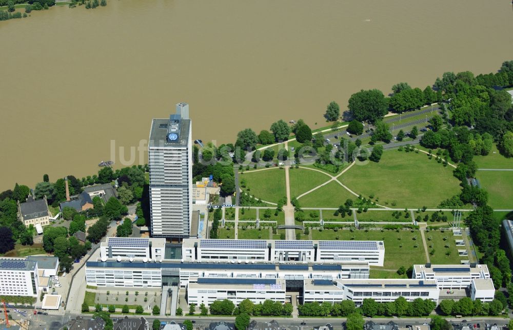 Luftbild Bonn - Hochhaus - Gebäudekomplex des Langer Eugen auf dem UN- Campus am Rheinufer in Bonn im Bundesland Nordrhein-Westfalen NRW