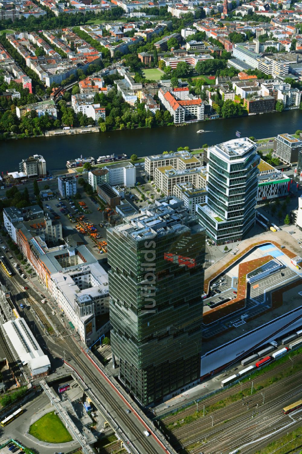 Luftbild Berlin - Hochhaus- Gebäudekomplexes EDGE East Side - Amazon Tower in Berlin, Deutschland