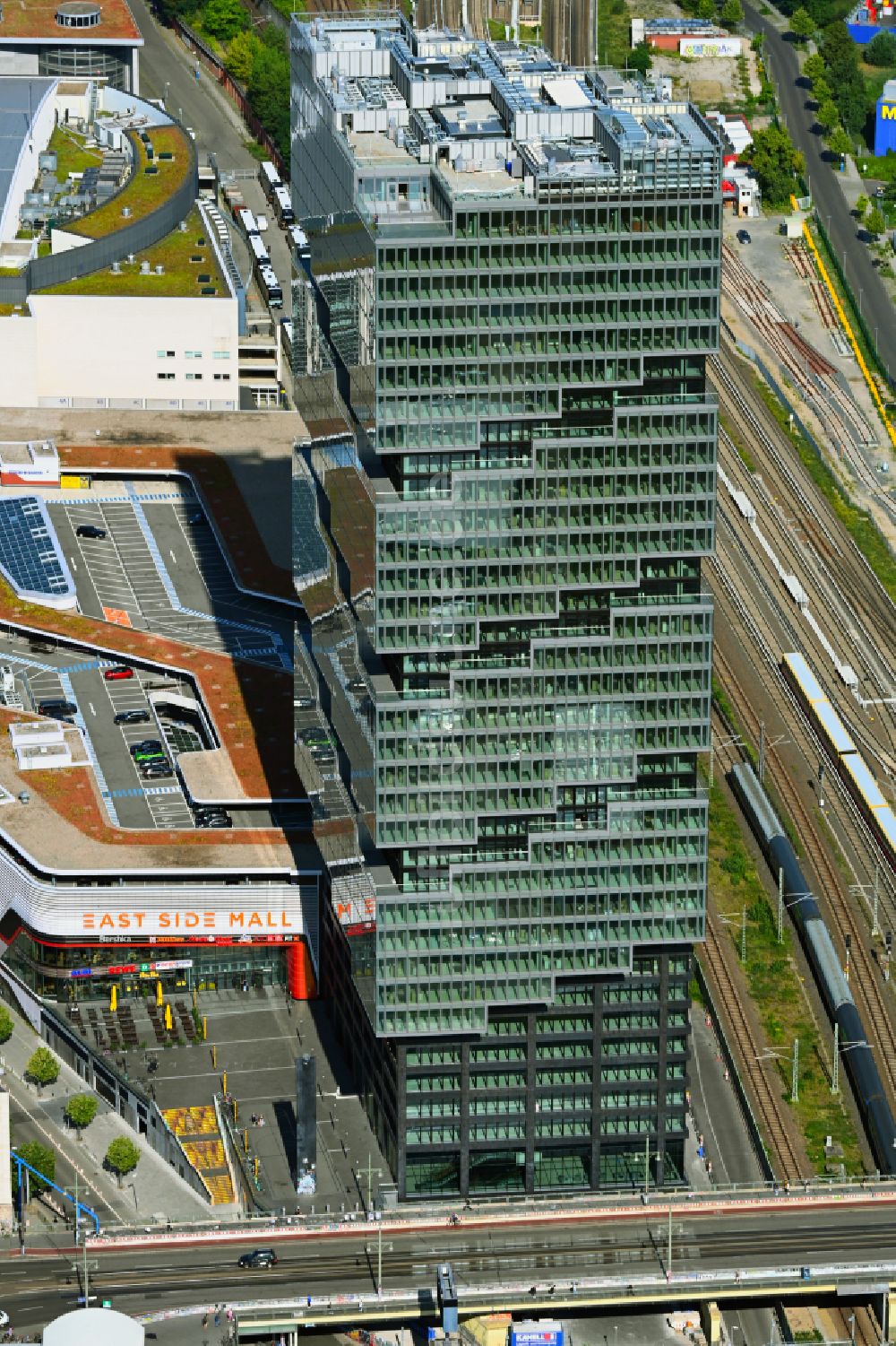 Luftbild Berlin - Hochhaus- Gebäudekomplexes EDGE East Side - Amazon Tower in Berlin, Deutschland