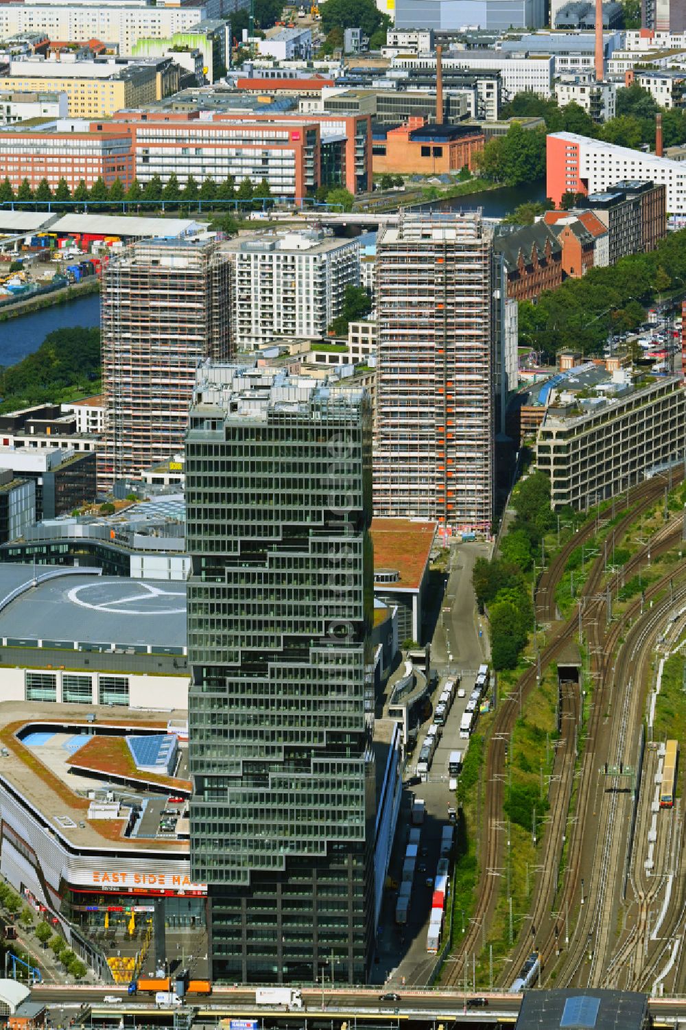 Luftbild Berlin - Hochhaus- Gebäudekomplexes EDGE East Side - Amazon Tower in Berlin, Deutschland