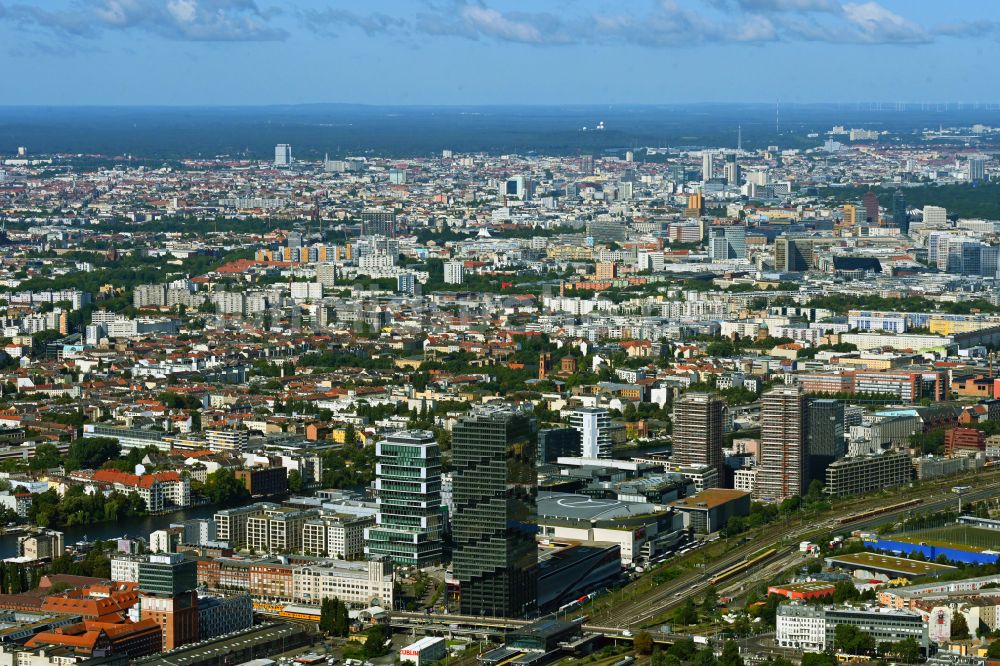 Luftbild Berlin - Hochhaus- Gebäudekomplexes EDGE East Side - Amazon Tower in Berlin, Deutschland