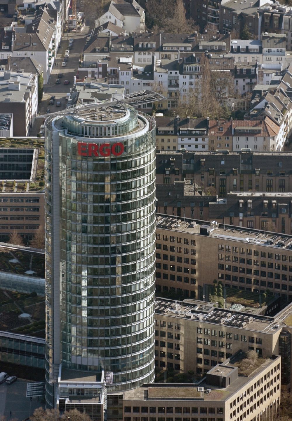 Düsseldorf aus der Vogelperspektive: Hochhaus der Hauptverwaltung der ERGO Versicherungen der ERGO Versicherungsgruppe AG in Duesseldorf