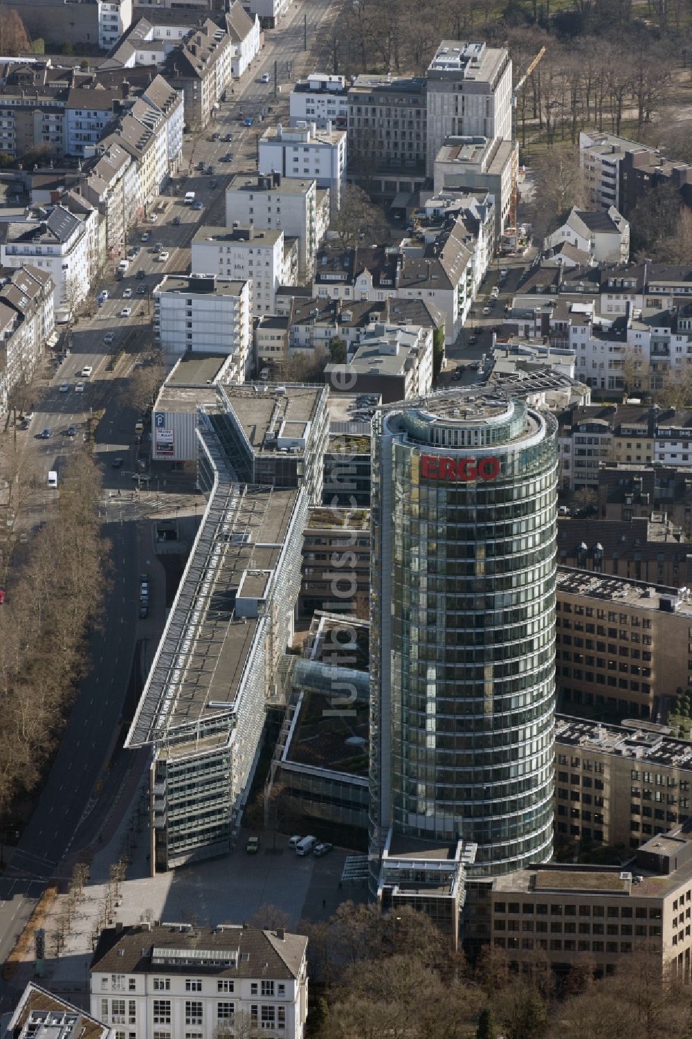 Luftbild Düsseldorf - Hochhaus der Hauptverwaltung der ERGO Versicherungen der ERGO Versicherungsgruppe AG in Duesseldorf