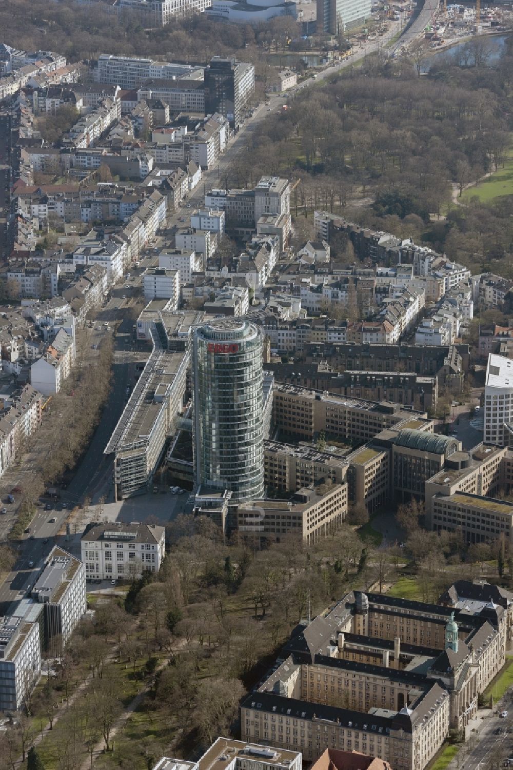 Luftaufnahme Düsseldorf - Hochhaus der Hauptverwaltung der ERGO Versicherungen der ERGO Versicherungsgruppe AG in Duesseldorf