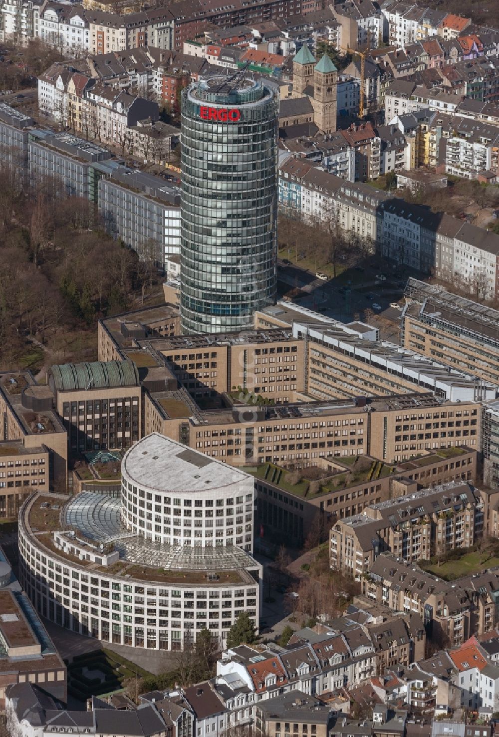 Luftbild Düsseldorf - Hochhaus der Hauptverwaltung der ERGO Versicherungen der ERGO Versicherungsgruppe AG in Duesseldorf