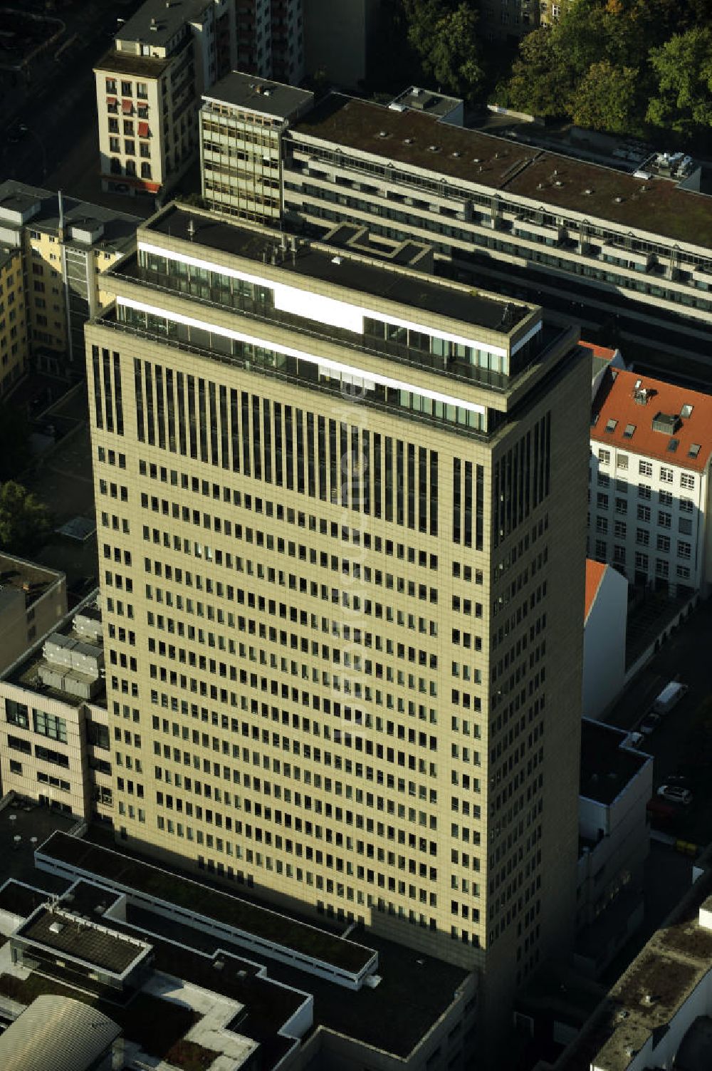 Berlin - Charlottenburg aus der Vogelperspektive: Hochhaus am Kudamm Carrée in Berlin- Charlottenburg