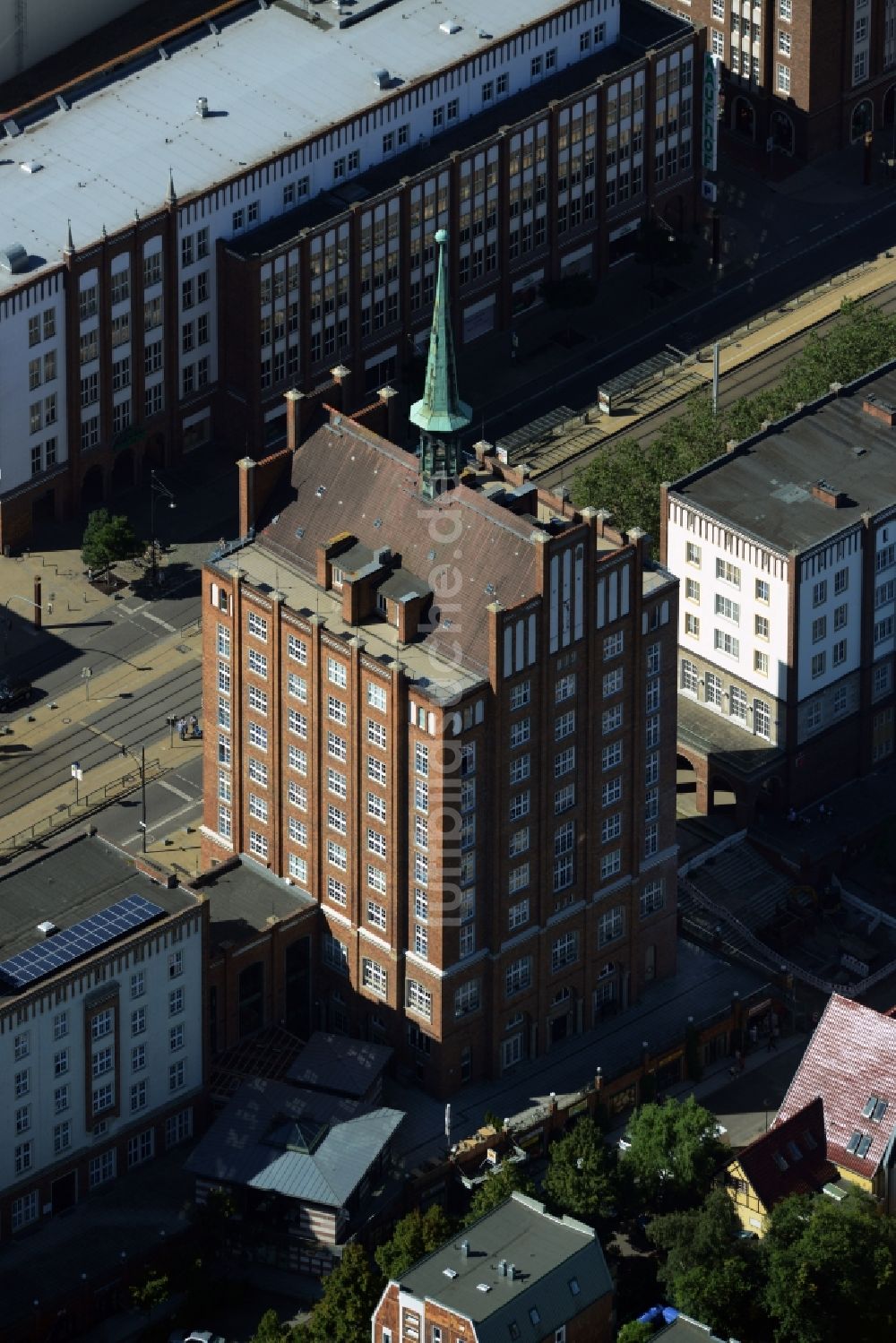 Luftaufnahme Rostock - Hochhaus in der Langen Straße in Rostock im Bundesland Mecklenburg-Vorpommern