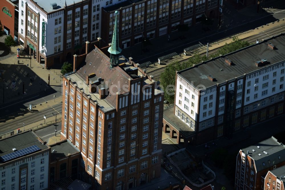 Rostock von oben - Hochhaus in der Langen Straße in Rostock im Bundesland Mecklenburg-Vorpommern