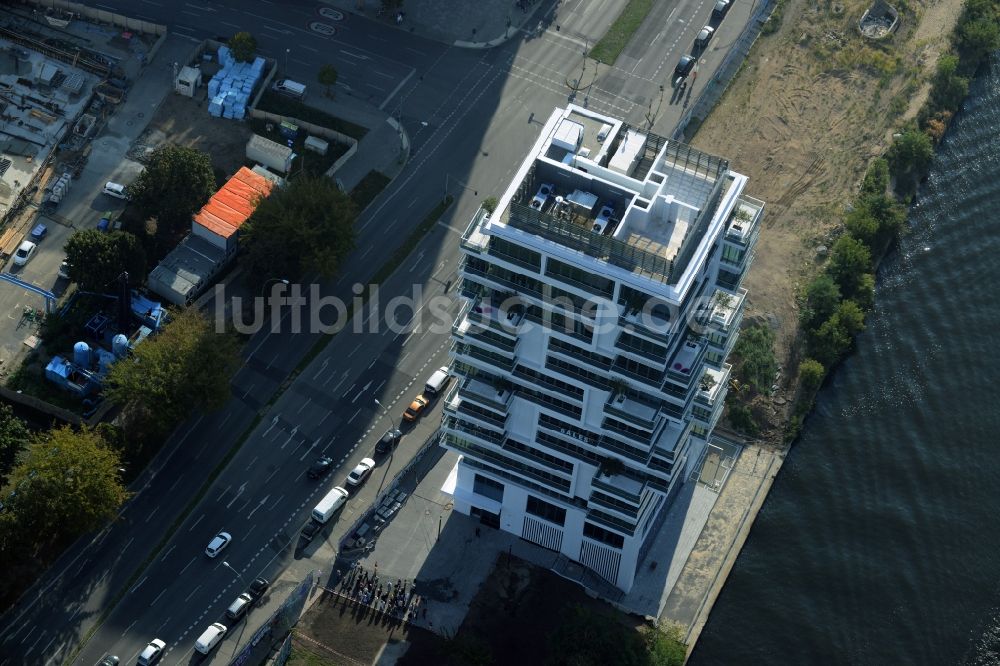 Luftbild Berlin - Hochhaus Living Levels am Spree- Ufer der Mühlenstraße in Berlin - Friedrichshain