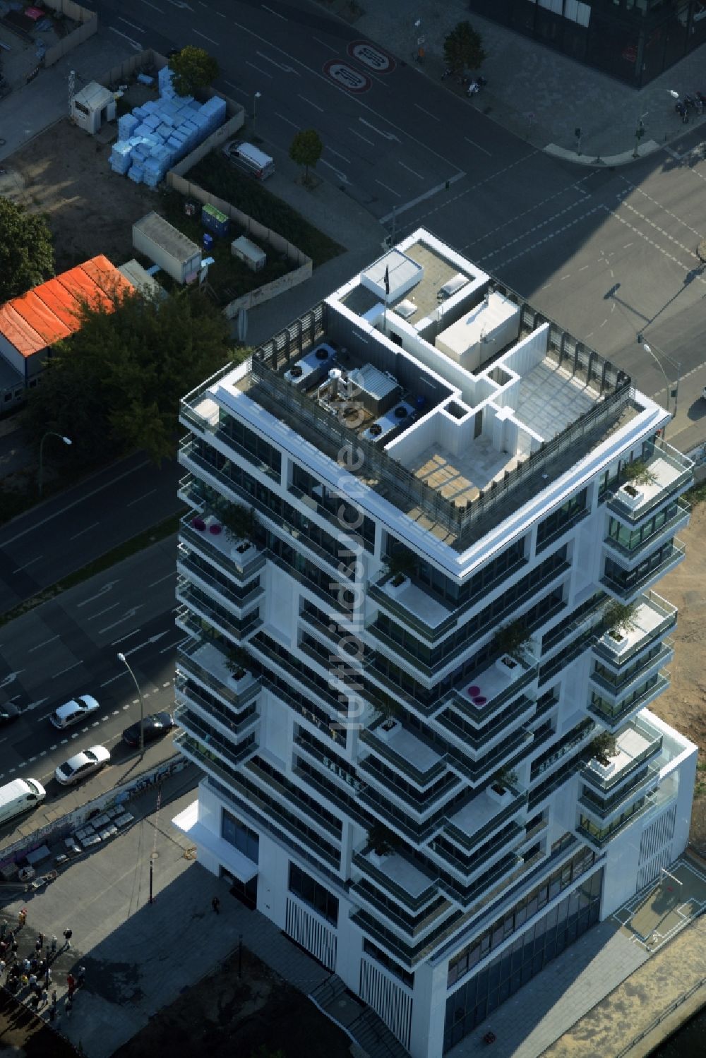 Berlin von oben - Hochhaus Living Levels am Spree- Ufer der Mühlenstraße in Berlin - Friedrichshain