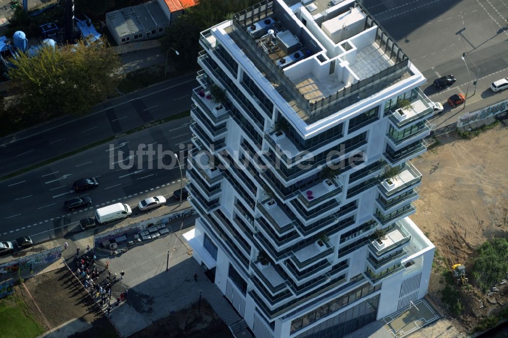 Berlin aus der Vogelperspektive: Hochhaus Living Levels am Spree- Ufer der Mühlenstraße in Berlin - Friedrichshain