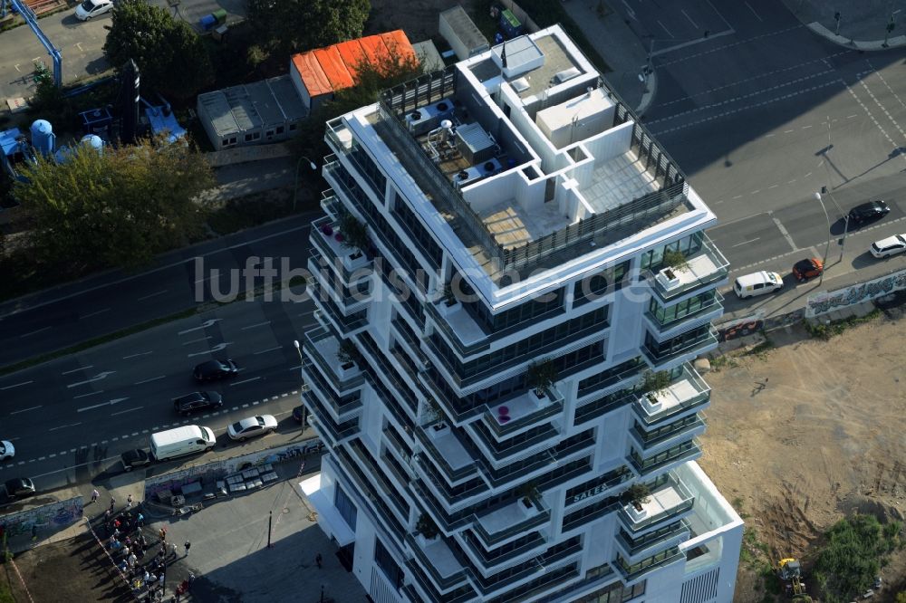 Luftbild Berlin - Hochhaus Living Levels am Spree- Ufer der Mühlenstraße in Berlin - Friedrichshain