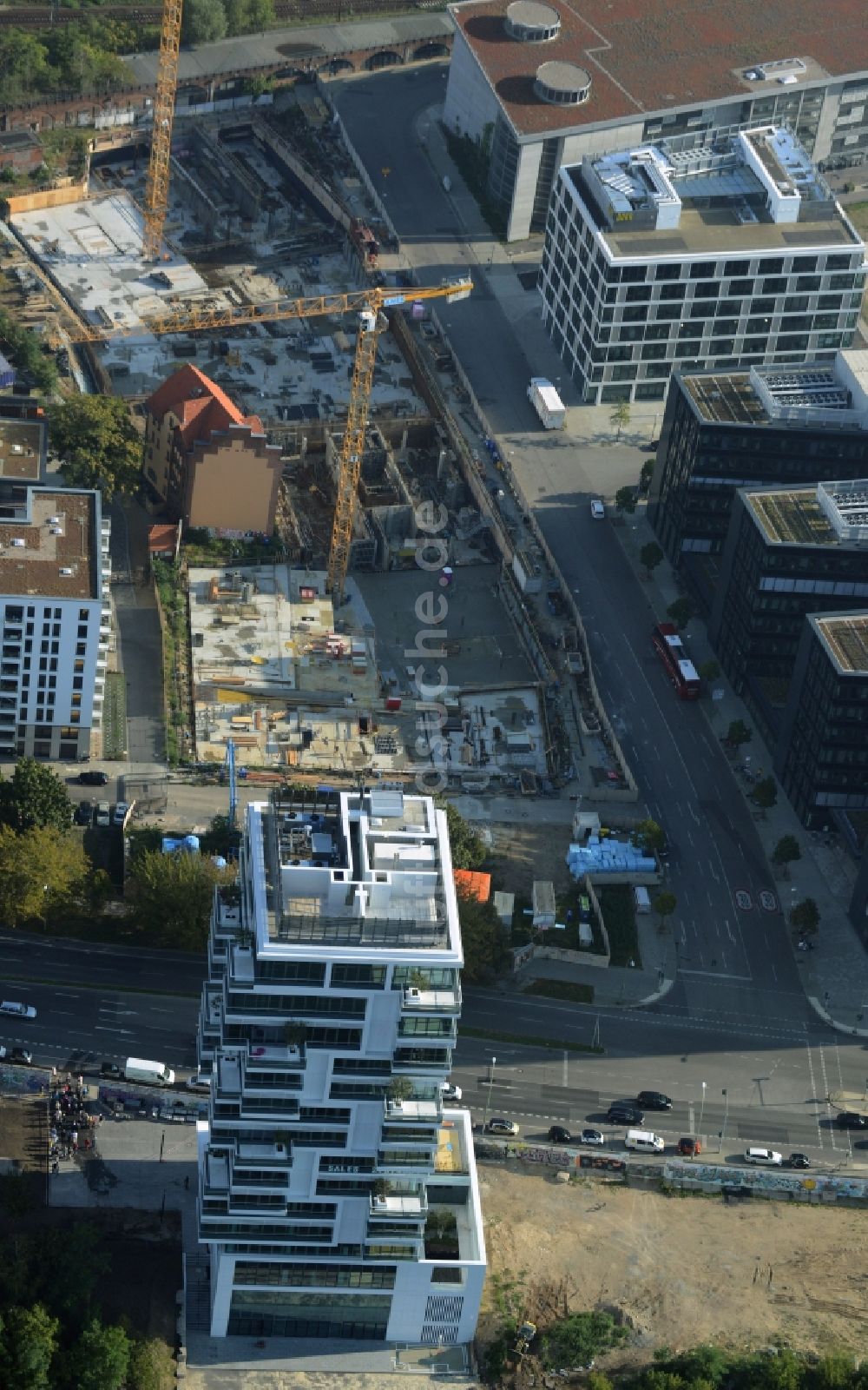 Luftaufnahme Berlin - Hochhaus Living Levels am Spree- Ufer der Mühlenstraße in Berlin - Friedrichshain