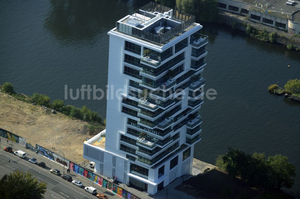 Berlin aus der Vogelperspektive: Hochhaus Living Levels am Spree- Ufer der Mühlenstraße in Berlin - Friedrichshain