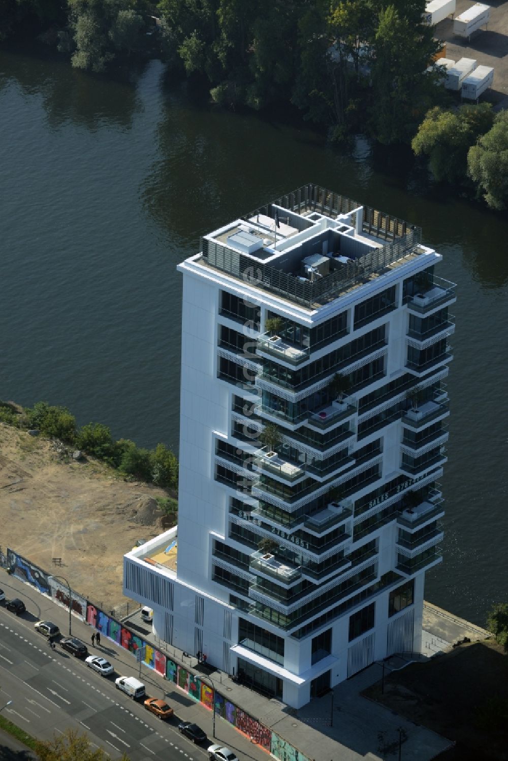 Luftbild Berlin - Hochhaus Living Levels am Spree- Ufer der Mühlenstraße in Berlin - Friedrichshain