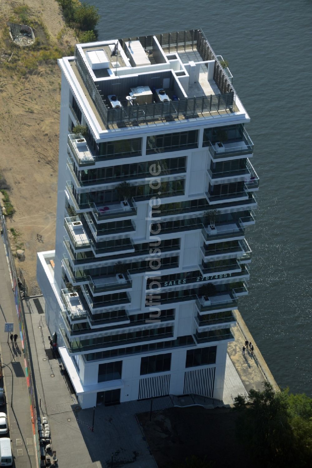 Berlin von oben - Hochhaus Living Levels am Spree- Ufer der Mühlenstraße in Berlin - Friedrichshain