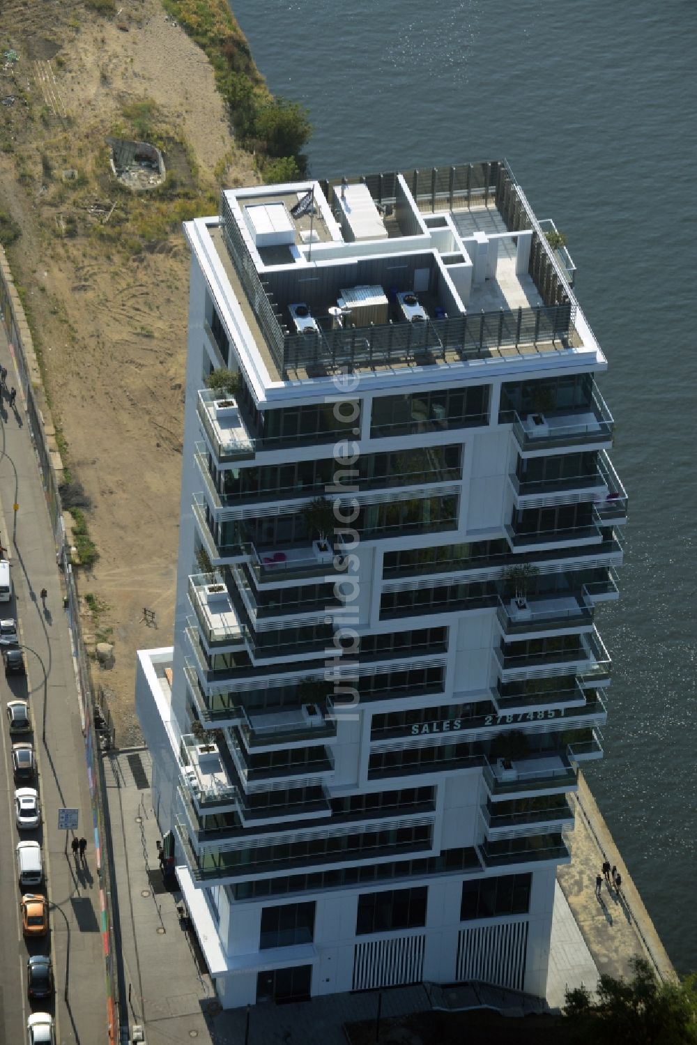 Berlin aus der Vogelperspektive: Hochhaus Living Levels am Spree- Ufer der Mühlenstraße in Berlin - Friedrichshain