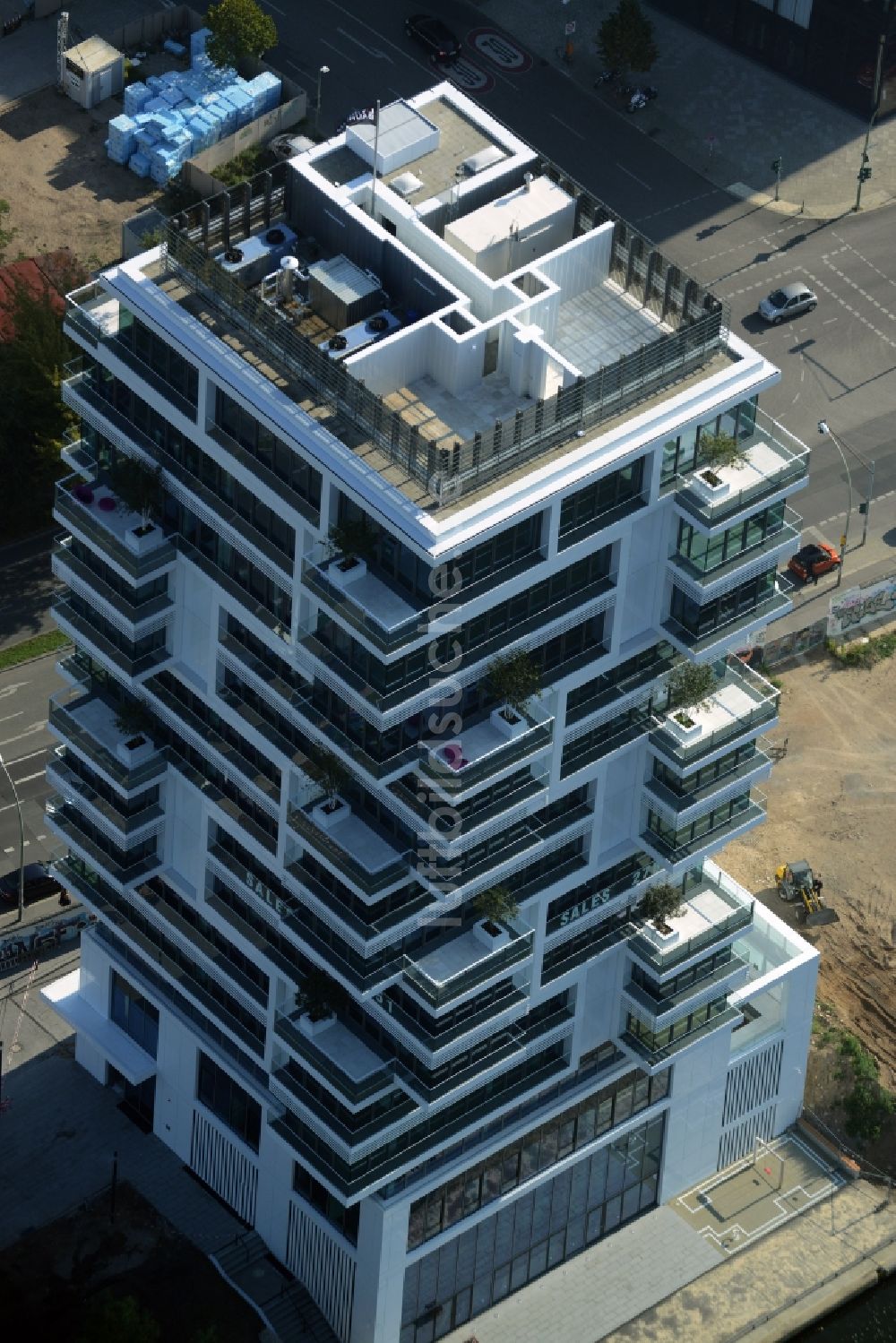 Berlin von oben - Hochhaus Living Levels am Spree- Ufer der Mühlenstraße in Berlin - Friedrichshain