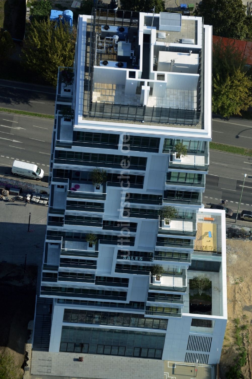 Berlin aus der Vogelperspektive: Hochhaus Living Levels am Spree- Ufer der Mühlenstraße in Berlin - Friedrichshain