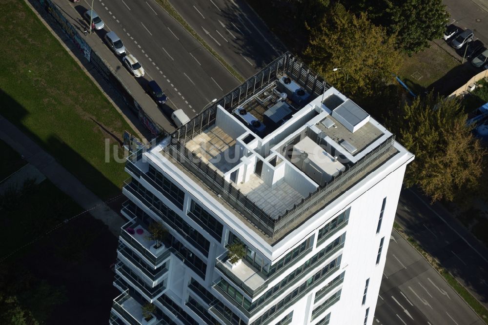 Luftaufnahme Berlin - Hochhaus Living Levels am Spree- Ufer der Mühlenstraße in Berlin - Friedrichshain