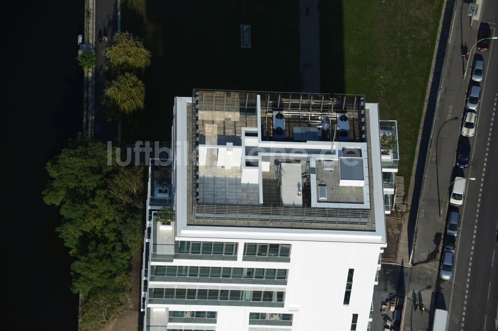 Berlin von oben - Hochhaus Living Levels am Spree- Ufer der Mühlenstraße in Berlin - Friedrichshain