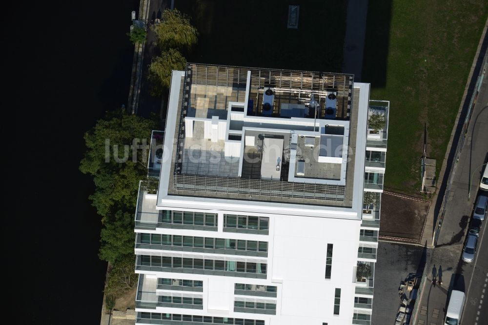 Berlin aus der Vogelperspektive: Hochhaus Living Levels am Spree- Ufer der Mühlenstraße in Berlin - Friedrichshain