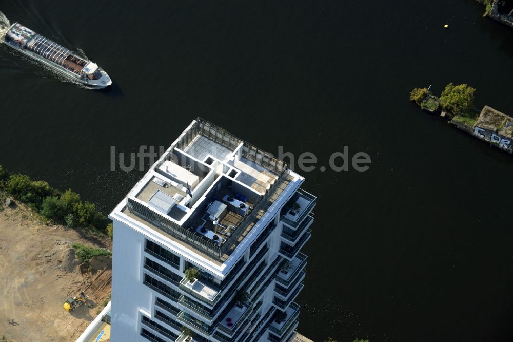 Berlin von oben - Hochhaus Living Levels am Spree- Ufer der Mühlenstraße in Berlin - Friedrichshain