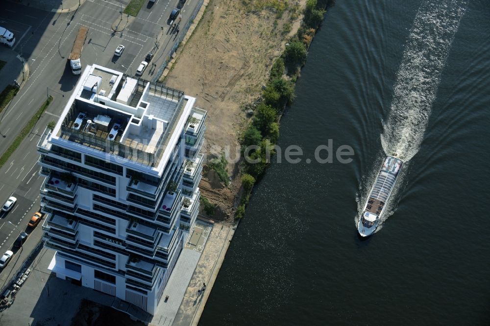 Luftbild Berlin - Hochhaus Living Levels am Spree- Ufer der Mühlenstraße in Berlin - Friedrichshain